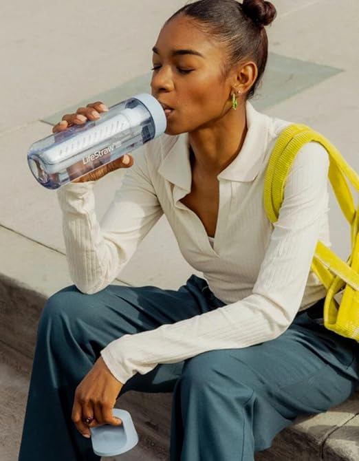 LifeStraw Go Series – BPA-Free Water Filter Bottle for Travel and Everyday use removes Bacteria, parasites and microplastics, Improves Taste, 1L Clear