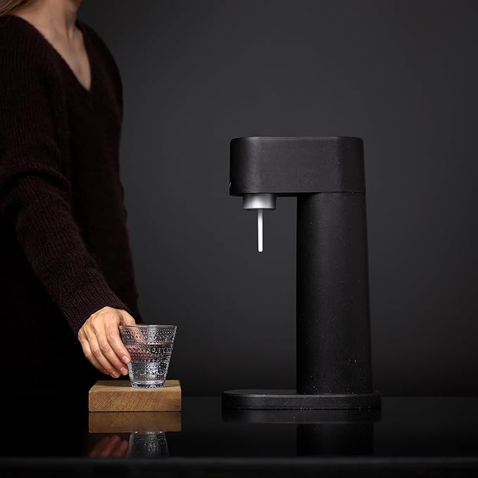 Woody Sparkling Water Maker - Silent Carbonated Water Machine Made of Renewable Wood Composite and 1L Water Bottle - Without CO2 Cylinder - Seltzer Maker Machine - Colour Black